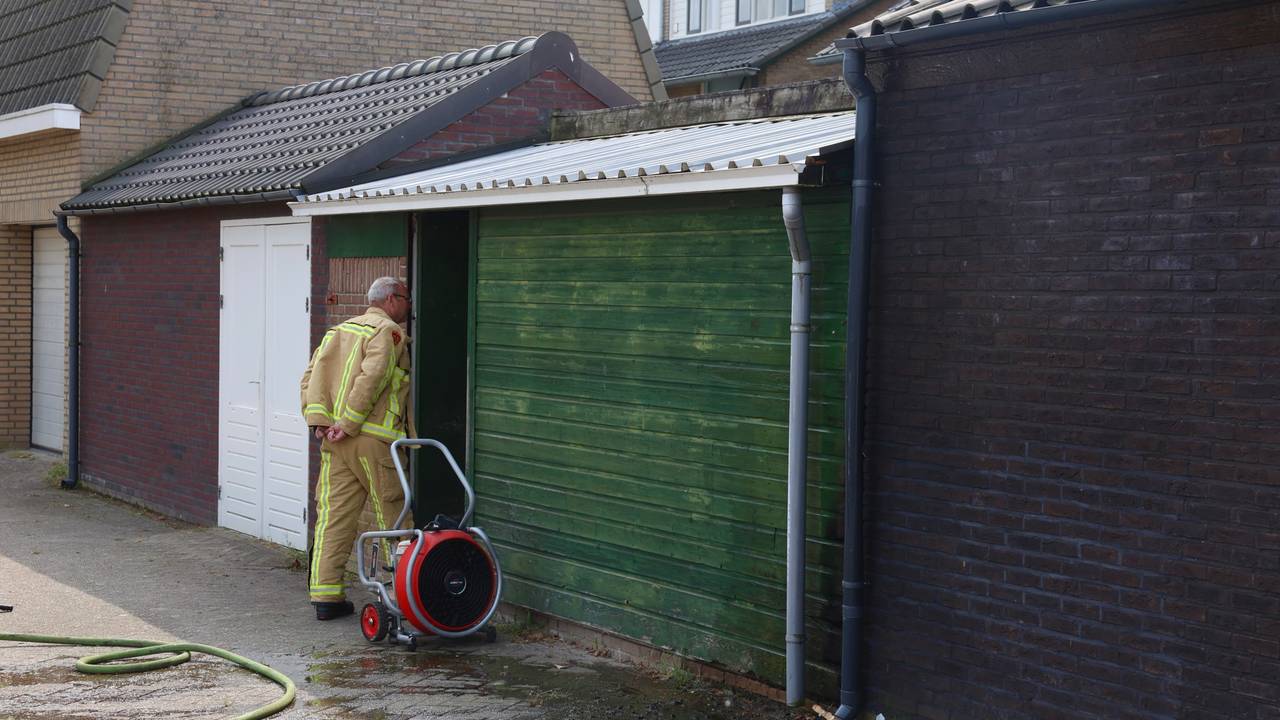 Het schuurtje in Best dat vlam vatte bij het wegbranden van onkruid (foto: Sander van Gils/SQ Vision).