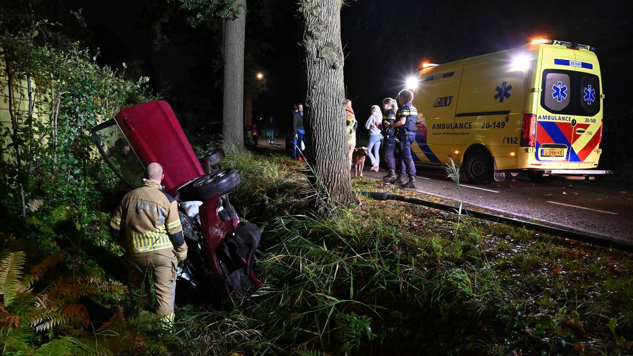 De wagen raakte van de weg (foto: Perry Roovers/SQ Vision).