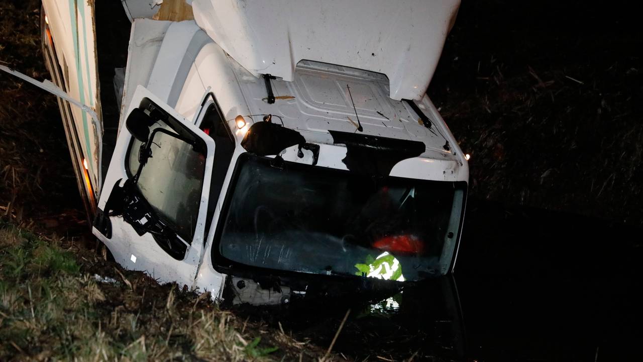 De vrachtwagenchauffeur kon ongedeerd uit de cabine komen (foto: Christian Traets/SQ Vision).
