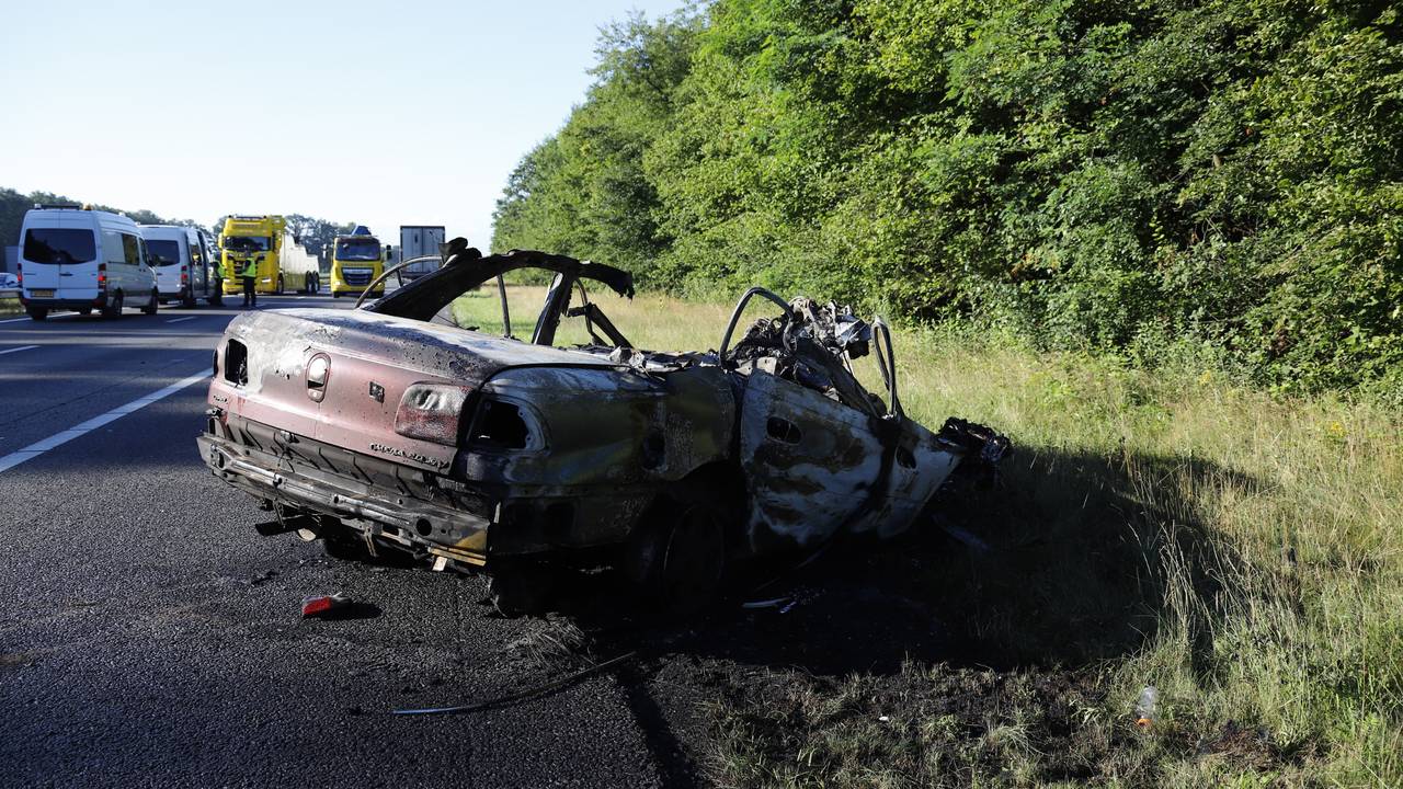 Van de auto is na het ongeluk op de A73 bij Vierlingsbeek weinig over (foto: SK-Media).