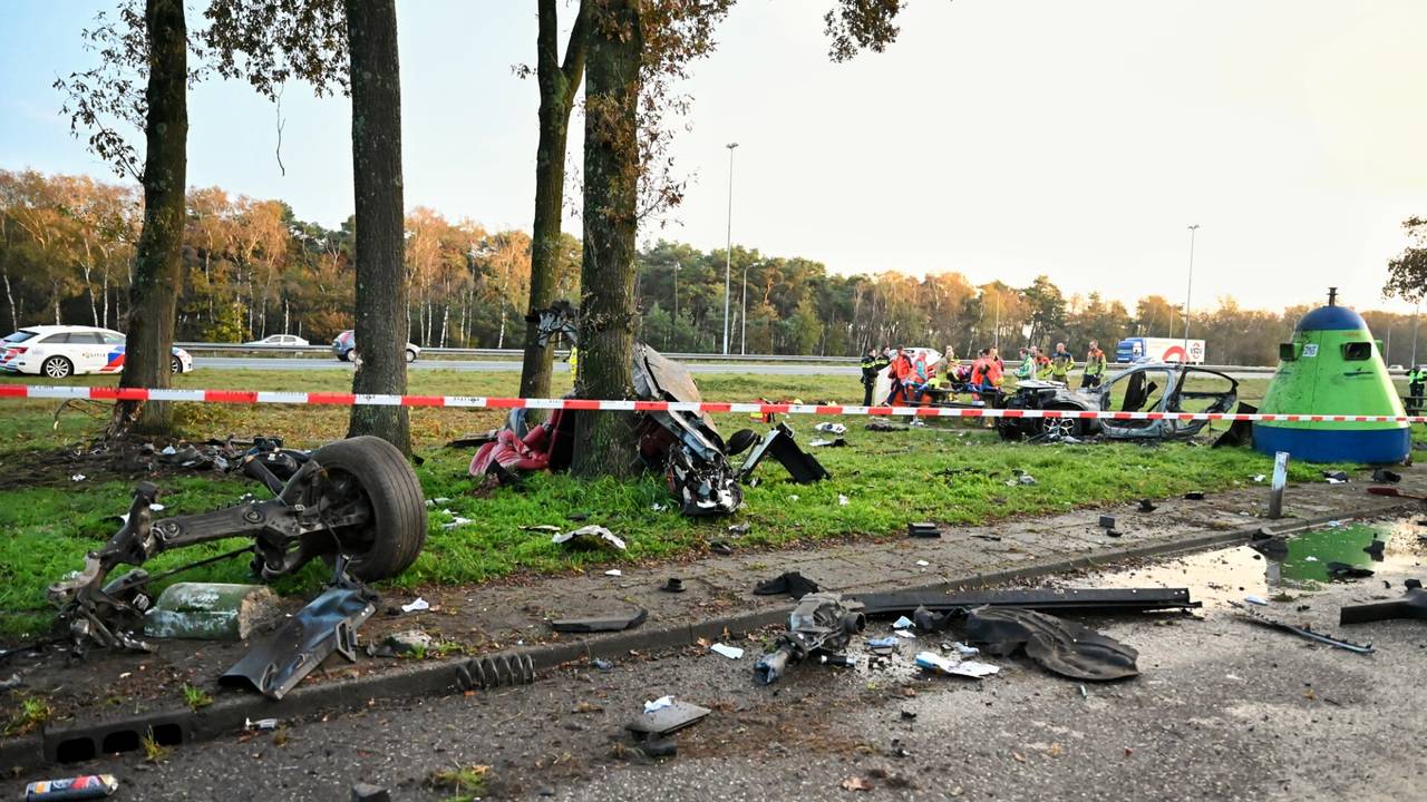 De ravage langs de A58 bij Tilburg is enorm (foto: Toby de Kort/SQ Vision).
