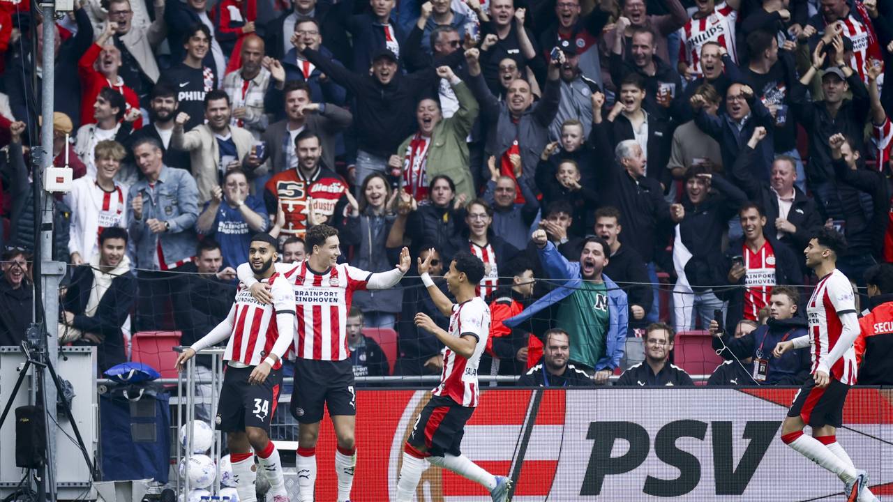 Ismael Saibari en Ruben van Bommel vieren de 1-0 tijdens PSV - Ajax