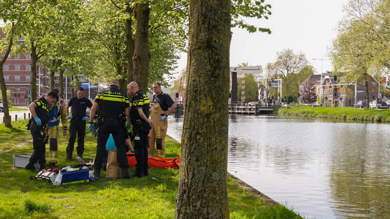 De man met de rollator belandde in het water aan de Kanaaldijk-Noordoost in Helmond (foto: Harrie Grijseels/SQ Vision).