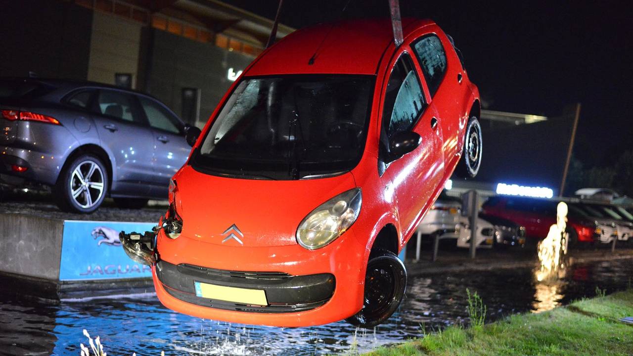 Automobilist crasht, ramt een hek en belandt in het water in Breda - Vimarsana News