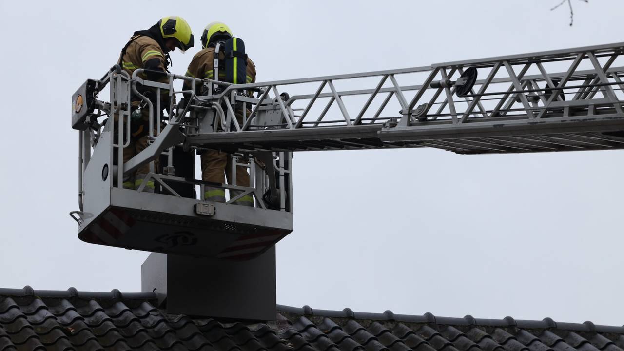 De brandweer is druk doende (foto: Sander van Gils/SQ Vision Mediaprodukties).