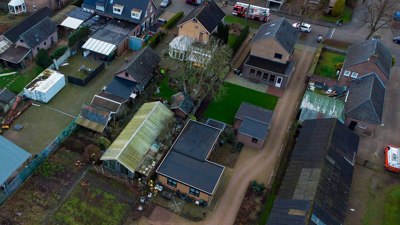 De brand woedde in een houtopslag pal naast een tuinhuisje in Oss (foto: Gabor Heeres/SQ Vision).