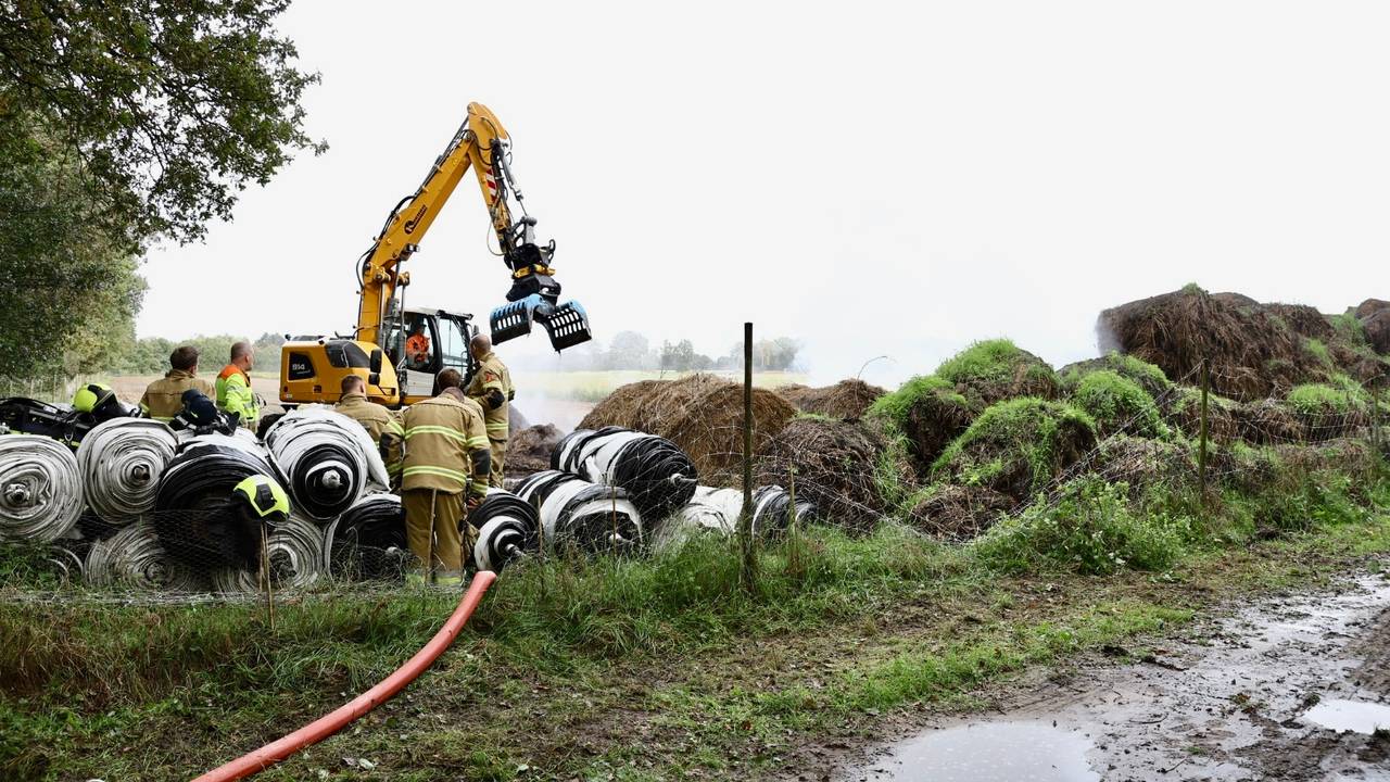 Met een kraan werden de hooibalen in Groeningen uit elkaar getrokken (foto: SK-Media).