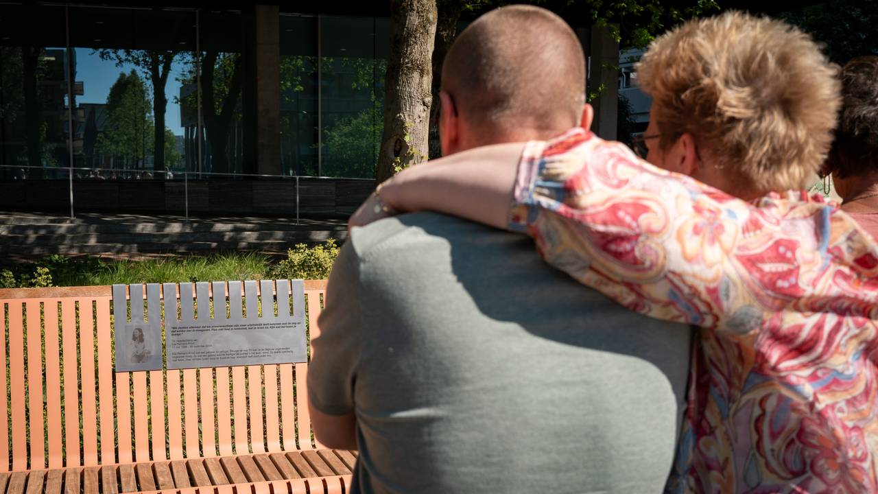 Familie en vrienden onthullen de herinneringsplaat (foto: Joris Buijs fotografie).