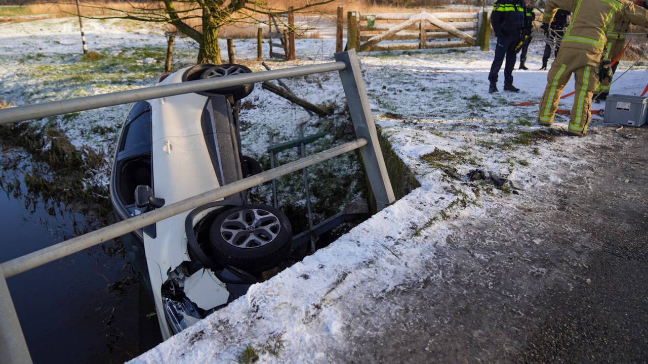 De auto bleef net boven het water hangen (foto: Harrie Grijseels/SQ Vision).