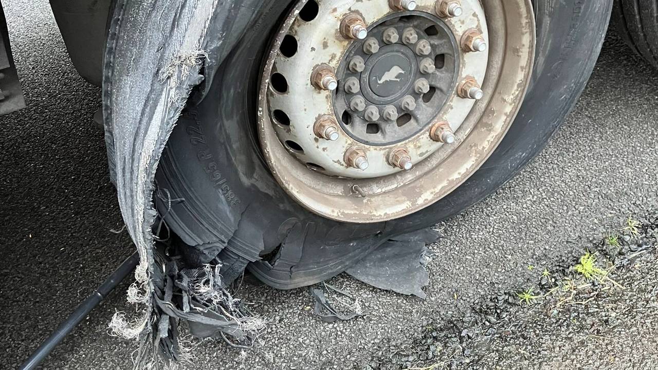 De trailer van de vrachtwagen had een klapband (foto: X/Wis_Robert).