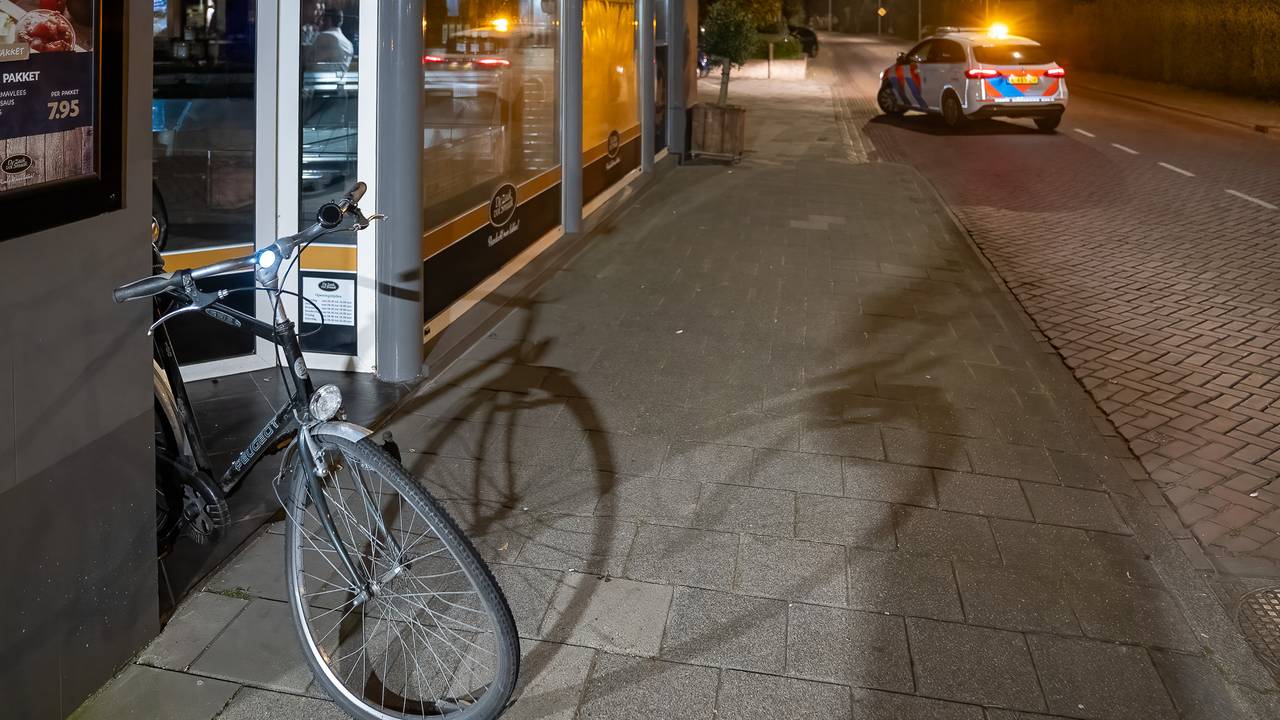 De fietser raakte bij de botsing gewond, de fiets liep een slag in het voorwiel op (foto: Iwan van Dun/SQ Vision).