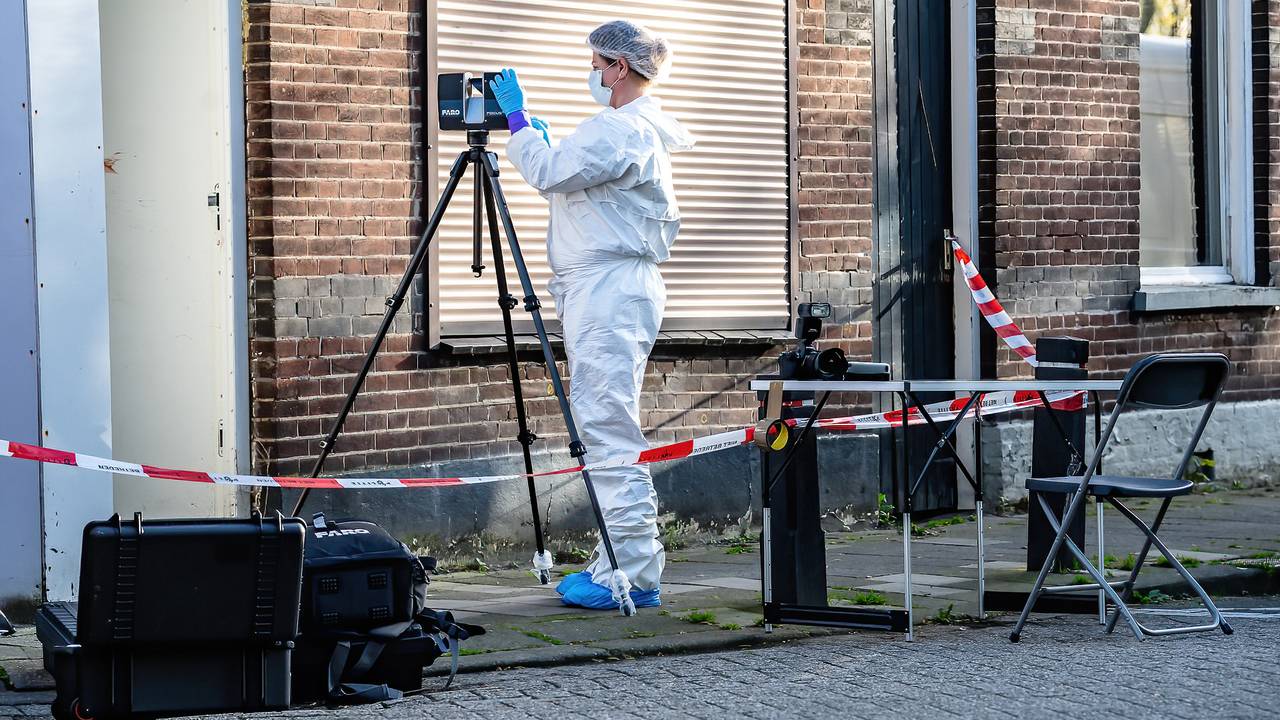 Technisch onderzoek zaterdagochtend aan de Zuid-Oosterstraat in Tilburg (foto: Jack Brekelmans/SQ Vision).