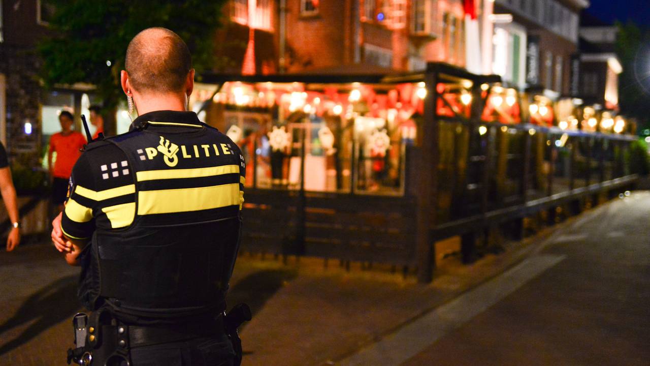 De politie liet de cafégasten gefaseerd de kroeg in Deurne verlaten (foto: Walter van Bussel/SQ Vision).
