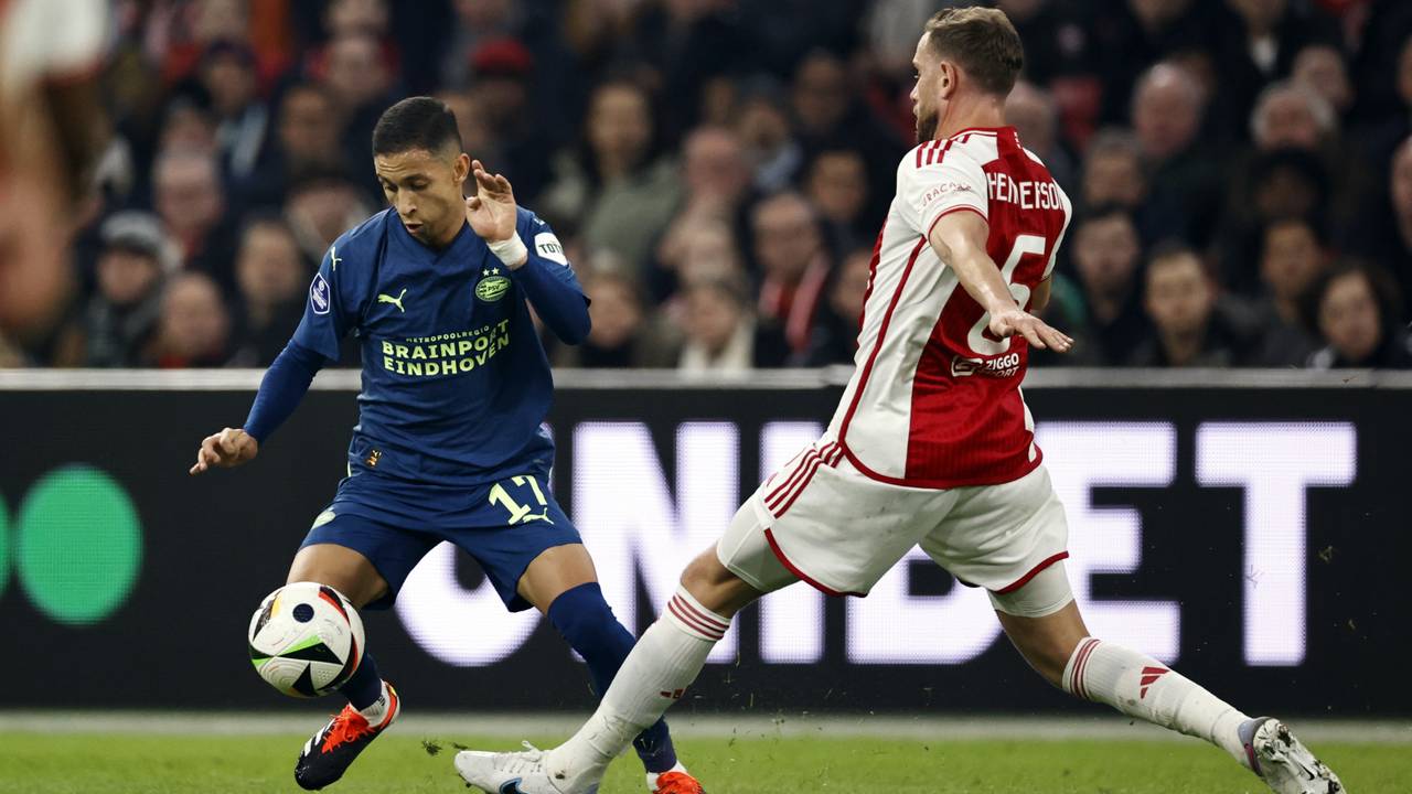 Mauro Júnior in duel met Ajacied Jordan Henderson (foto: ANP 2024/Maurice van Steen).