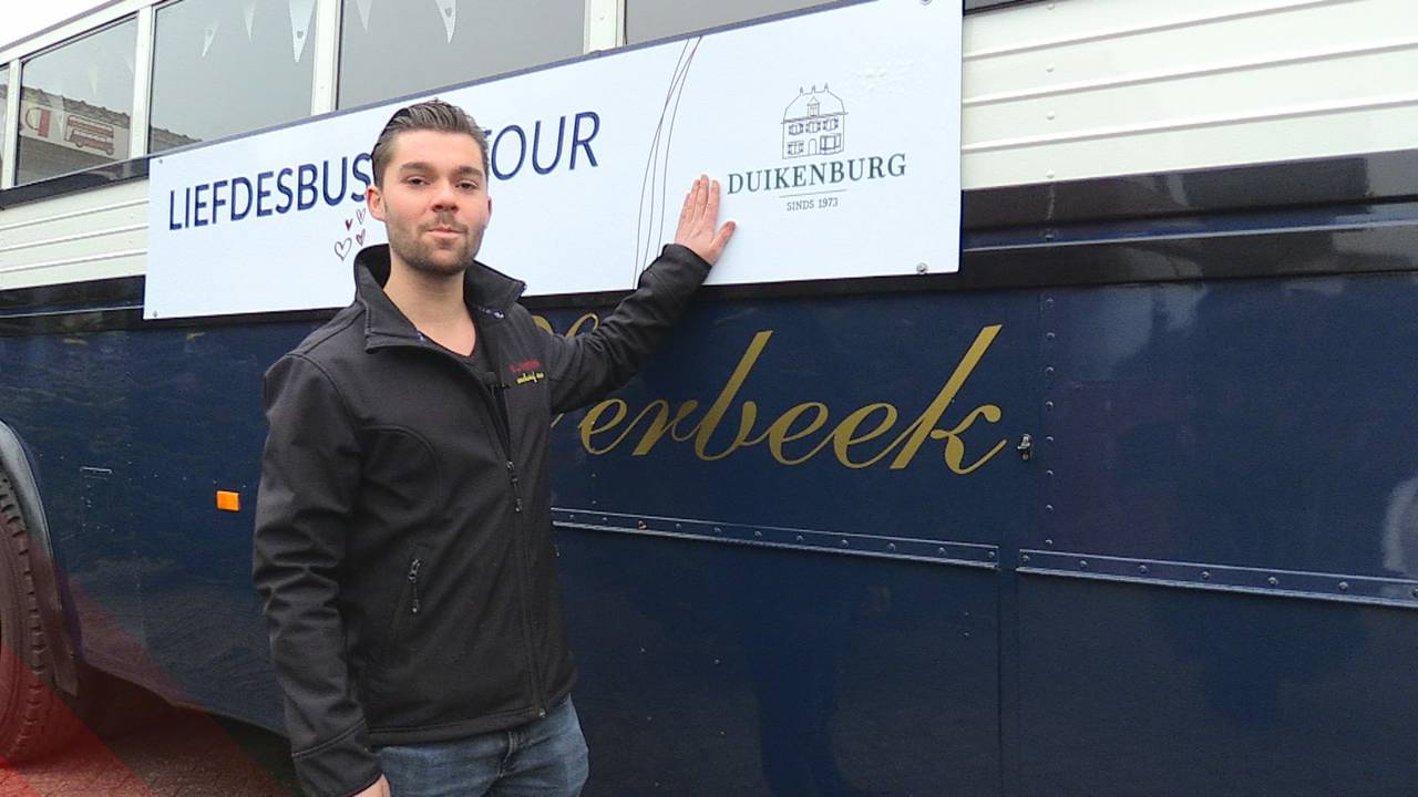 Bruidsparen ontdekken de Liefdesbus.