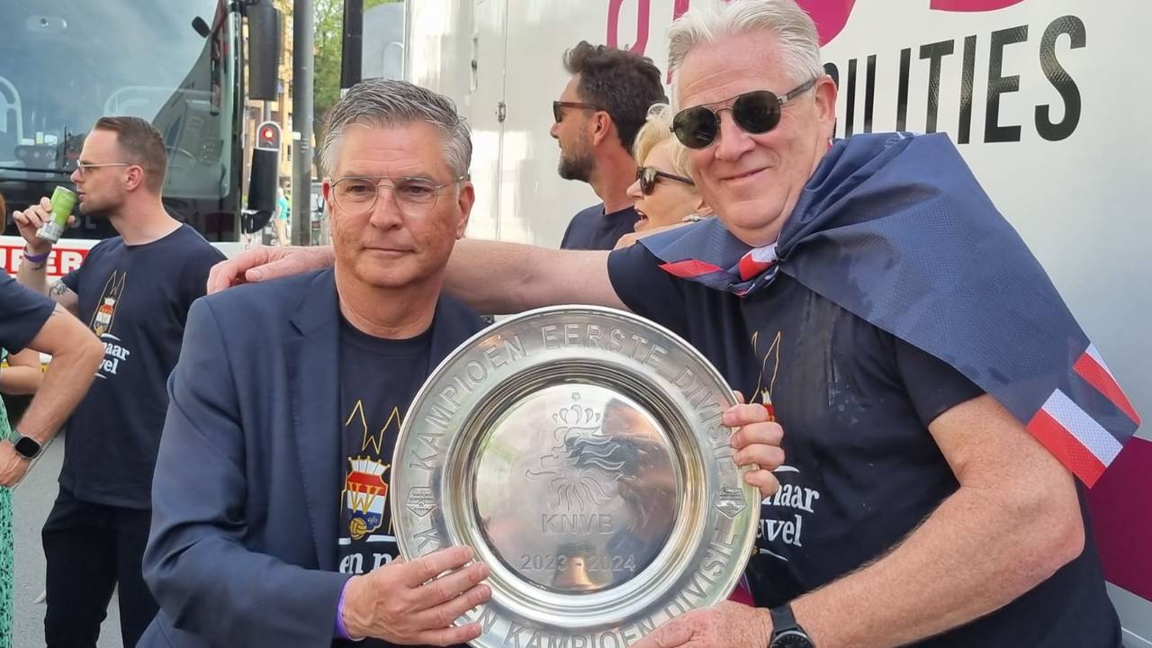 Willem II-directeur Martin van Geel (links) en trainer Peter Maes. (Foto: Leon Voskamp)