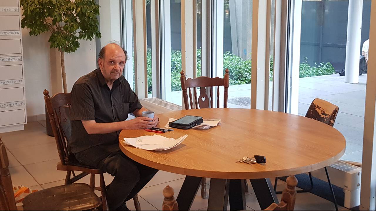 Gert Regterschot aan de tafel in de studentenflat waar hij iedere dag zit (Foto: Han Konings/Cursor).