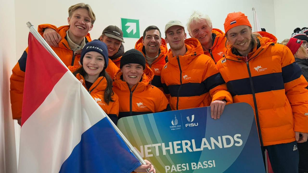 Vlaggendraagster Roos van der Pas met een deel van de Nederlandse ploeg.