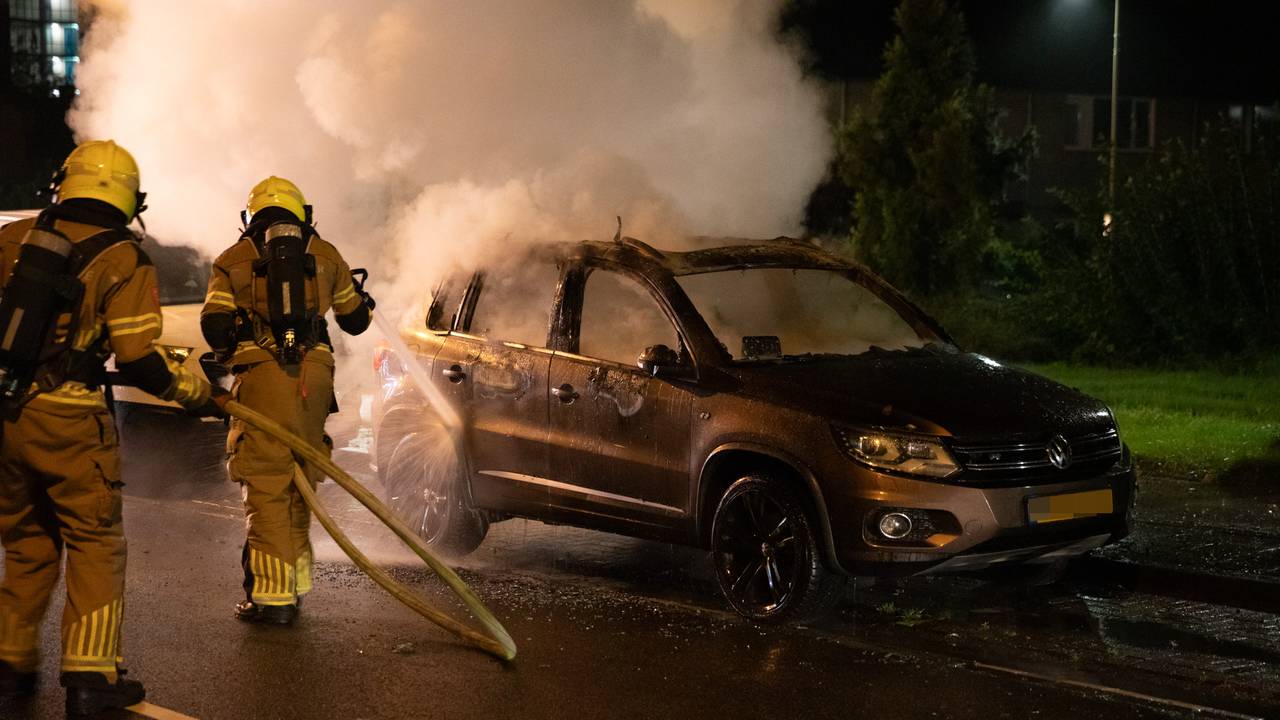 De auto in de President Kennedylaan in Roosendaal was niet meer te redden (foto: Christian Traets/SQ Vision).