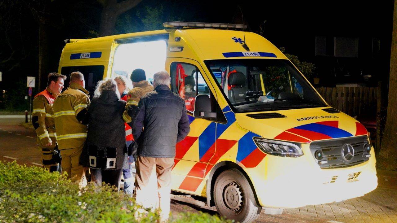 De vrouw is nagekeken door ambulancemedewerkers, maar hoefde niet naar een ziekenhuis gebracht te worden (foto: Bart Meesters).