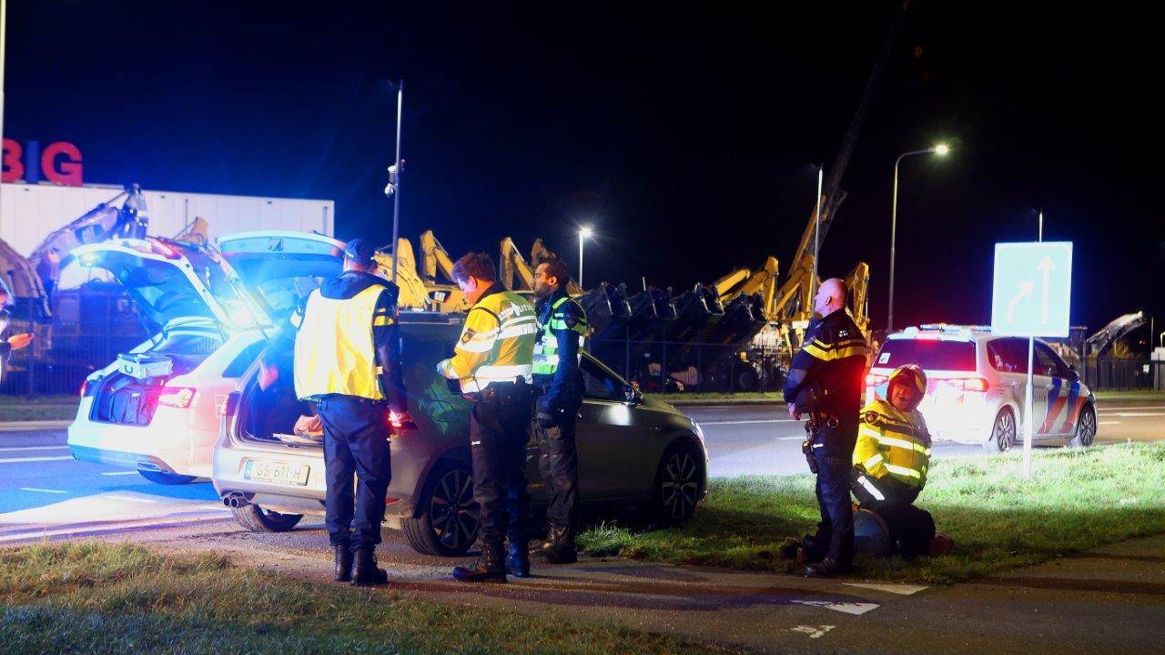 De wagen waarop de achtervolging was ingezet, staat aan de kant (foto: Bart Meesters/Meesters Multi/SQ Vision Mediaprodukties).
