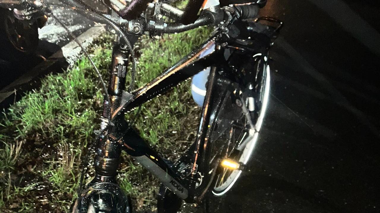 De gewonde fietser werd gevonden op het fietspad langs de N65 in Biezenmortel (foto: X/WIS_Robert).