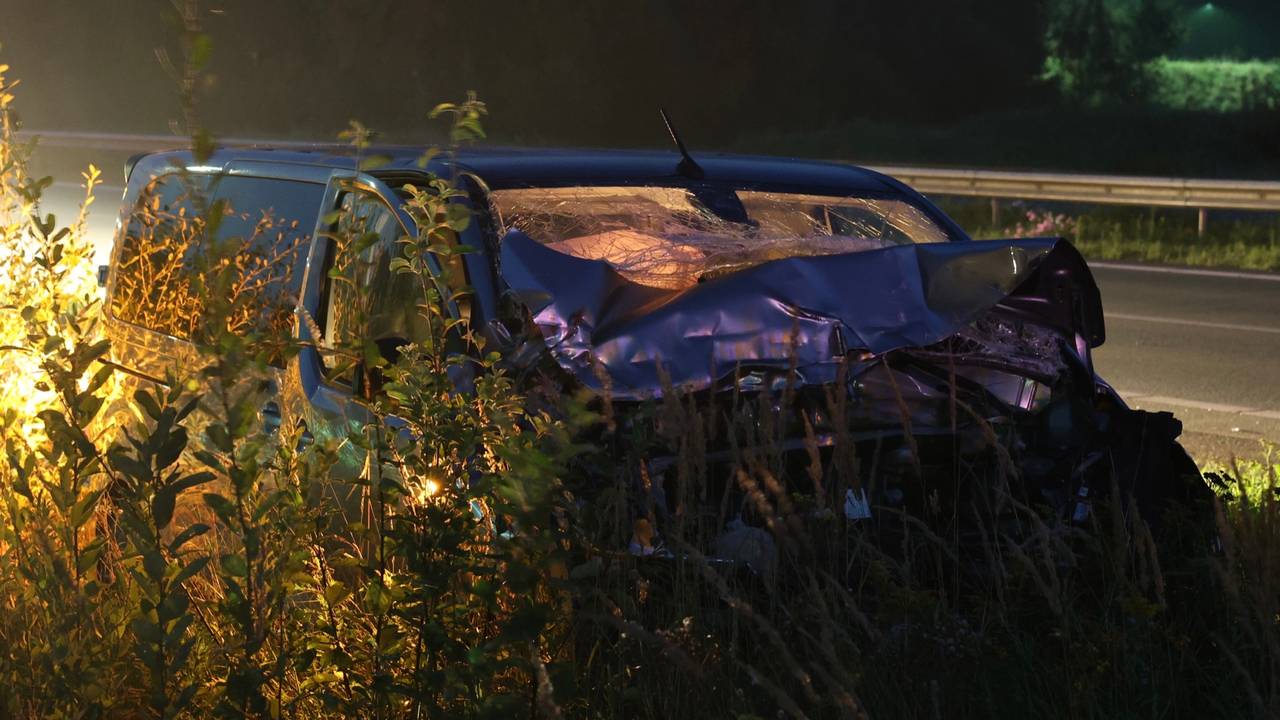De bestelbus die op de A50 zwaar beschadigd raakte (foto: Sander van Gils/SQ Vision).