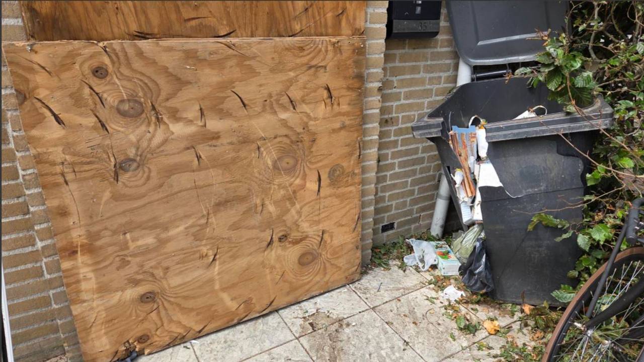 De voordeur knalde er door de explosie uit (foto: Noël van Hooft).