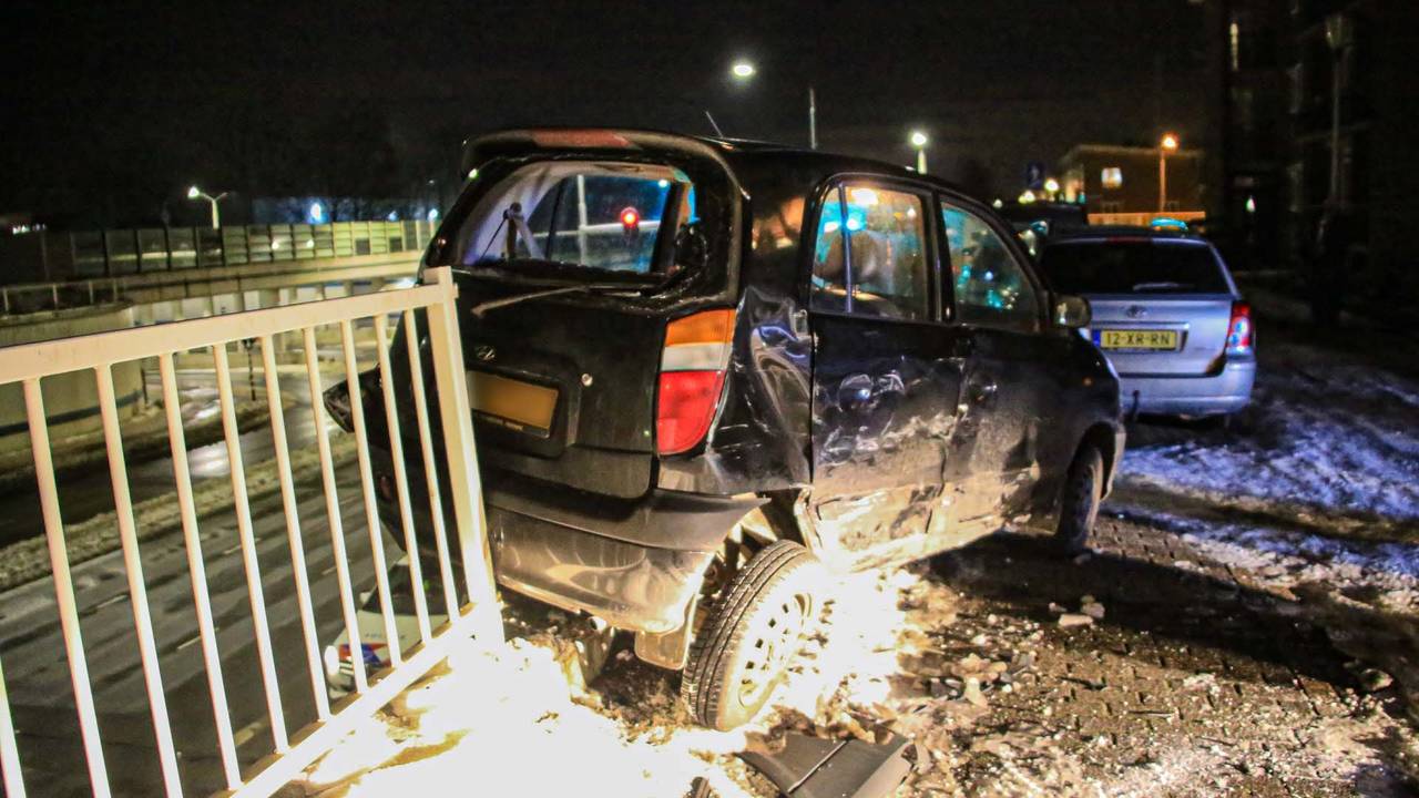 De auto schoot door het hek (foto: Harrie Grijseels/SQ Vision).