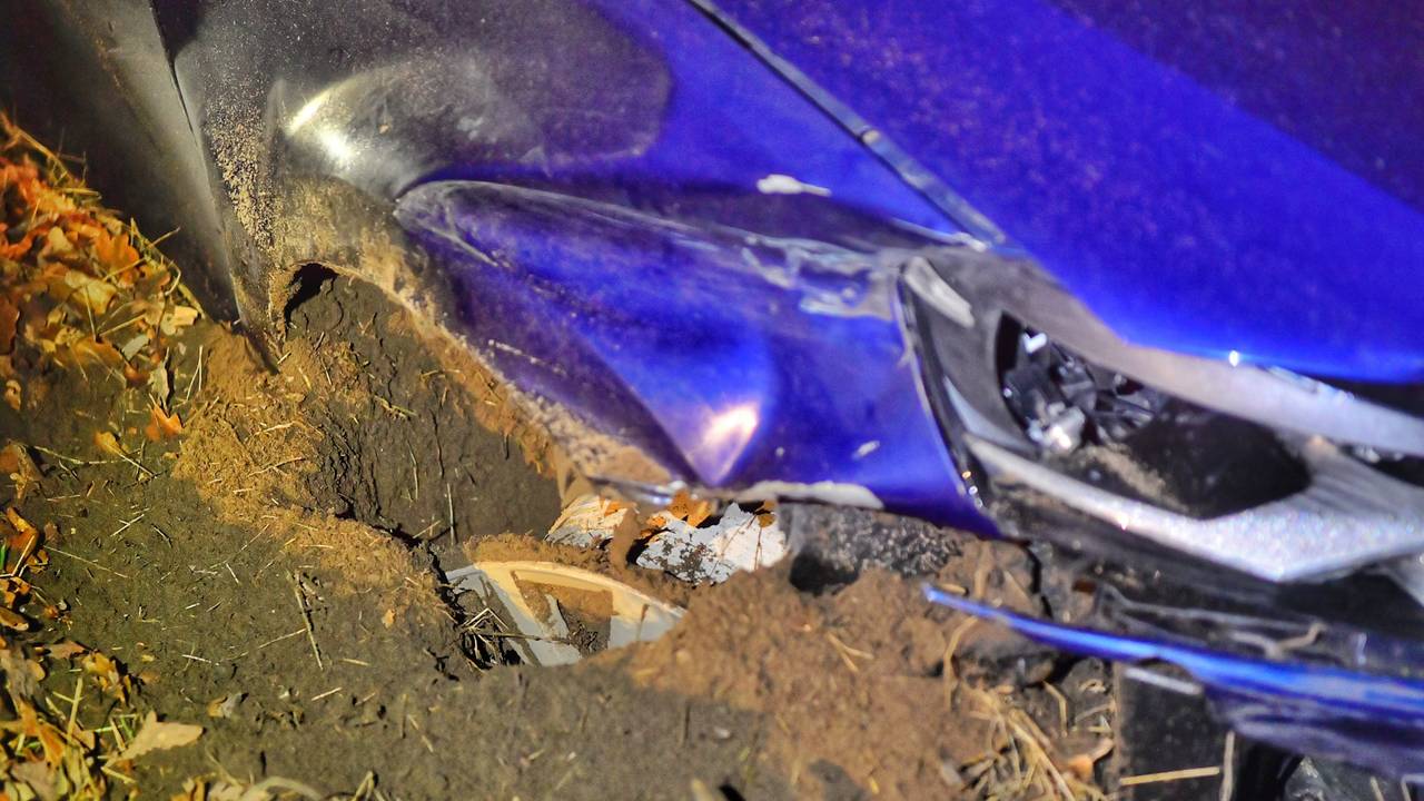 De Belg reed zich volledig vast in de berm van de N69 (foto: Rico Vogels/SQ Vision).