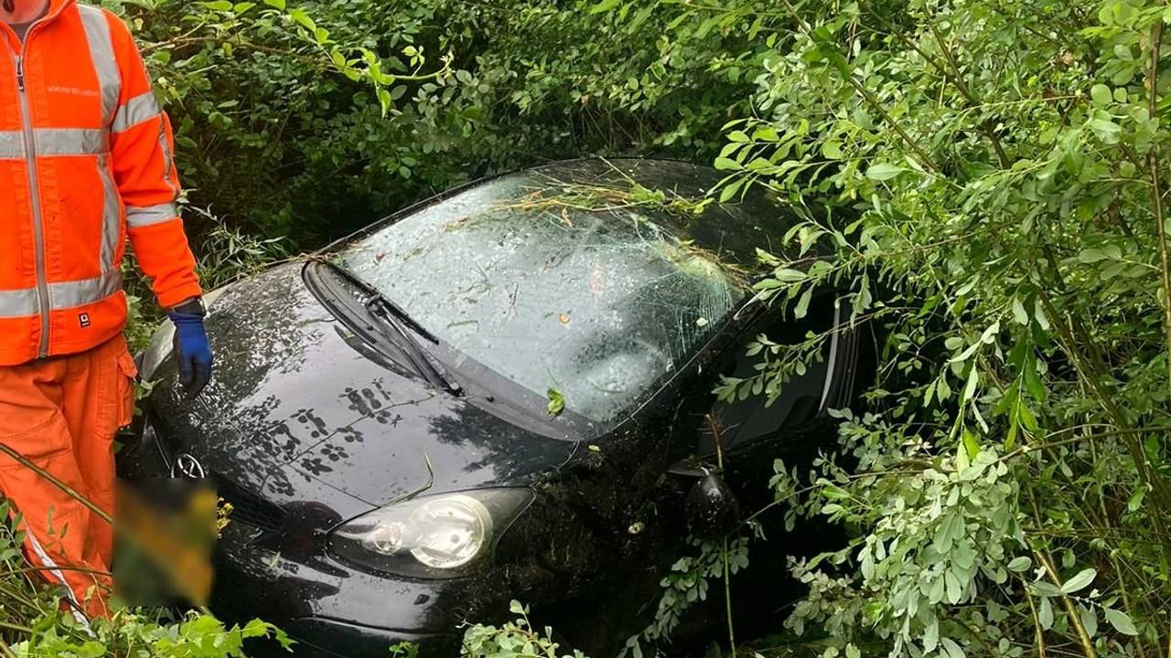 De auto belandde bij knooppunt Batadorp in een sloot (foto: X/Rijkswaterstaat Verkeersinformatie).