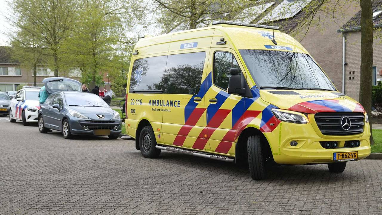 Een vrouw is nagekeken door ambulancepersoneel en voor controle naar een ziekenhuis gebracht (foto: WdG/SQ Vision).