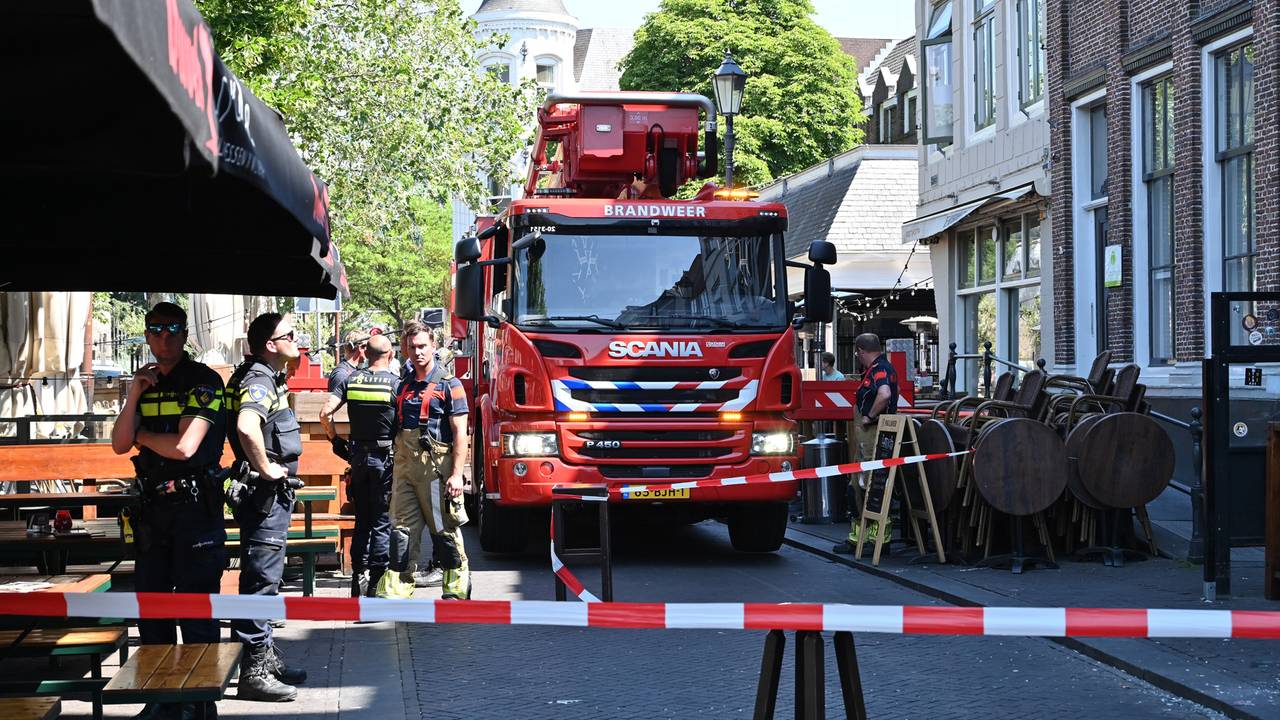 Diverse hulpdiensten werden ingeschakeld om de vrouw te bevrijden uit haar huis aan de Haven in Breda (foto: Perry Roovers/SQ Vision).