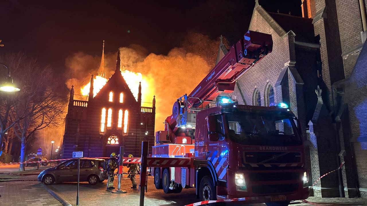 De brandweer bestrijdt het vuur in het kerkgebouw in Veghel (foto: Sander van Gils/SQ Vision).