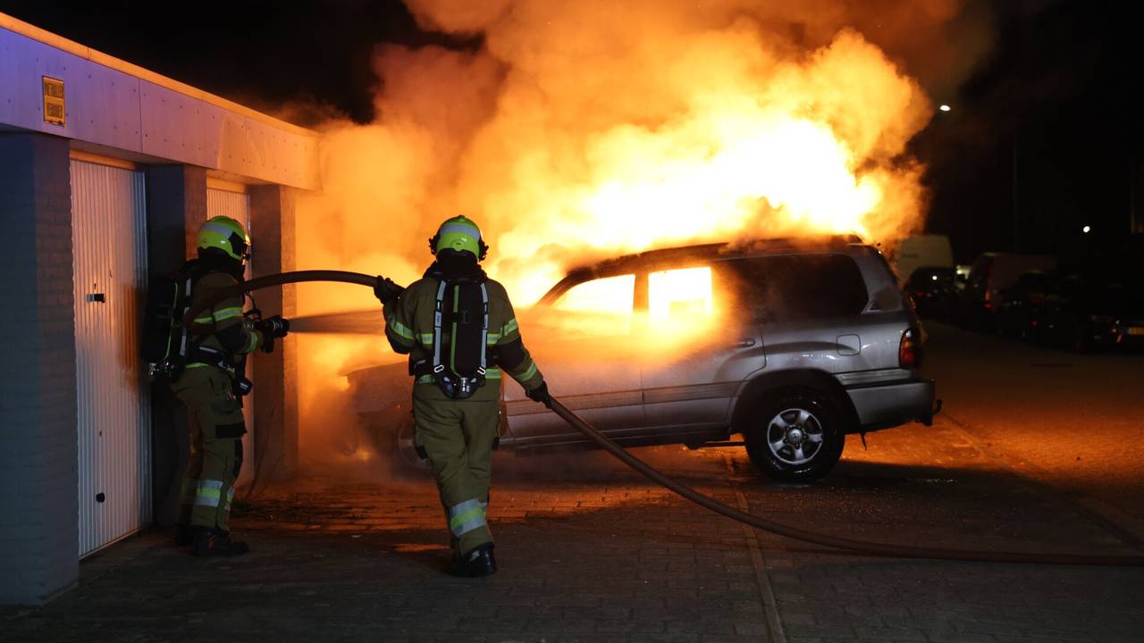 autobrand slaat over op garagebox • gewonde bij botsing.