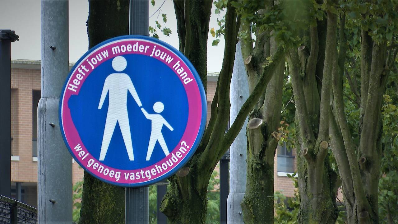 Het mysterieuze verkeersbord in Breda-Noord (foto: Raoul Cartens).