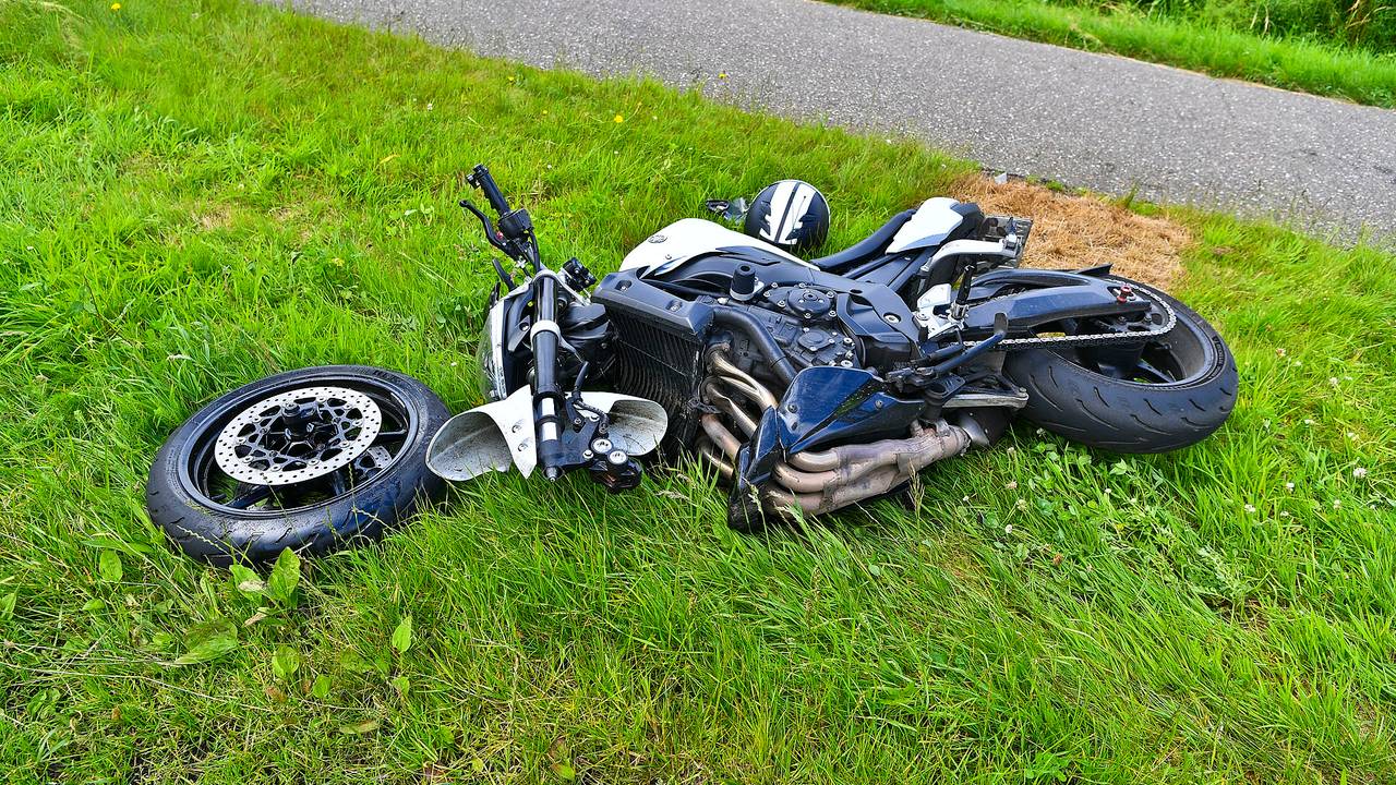 Een van de betrokken motoren raakte bij het ongeluk in Heeze zwaar beschadigd (foto: Rico Vogels/SQ Vision).