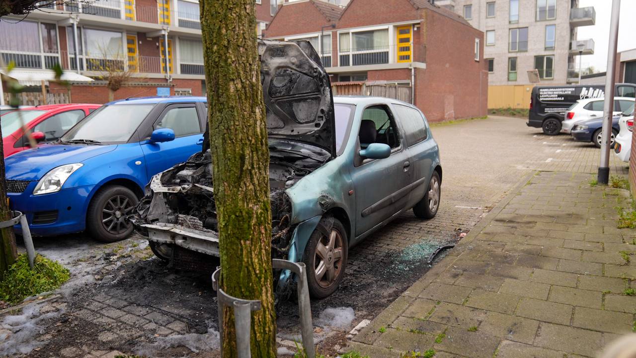 Een van de twee uitgebrande auto's stond op een parkeerplaats aan de Cortenbachstraat (foto: Harrie Grijseels/SQ Vision).