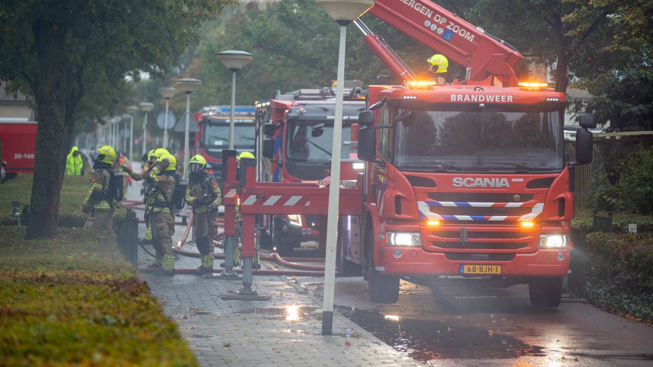 Vanwege de brand in Bergen op Zoom werden steeds meer brandweerwagens ingezet (foto: Christian Traets/SQ Vision).