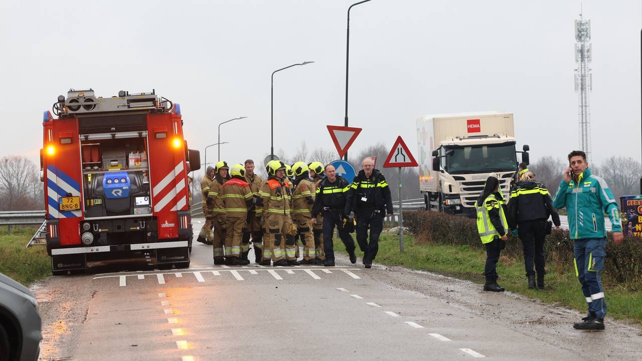 Het ongeluk gebeurde op de Udenseweg, vlakbij de afrit naar de A50 (foto: Sander van Gils/SQ Vision).