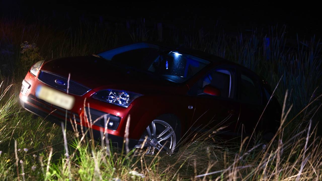 De auto belandde in een sloot naast de Structuurweg in Schijndel (foto: Sander van Gils/SQ Vision).