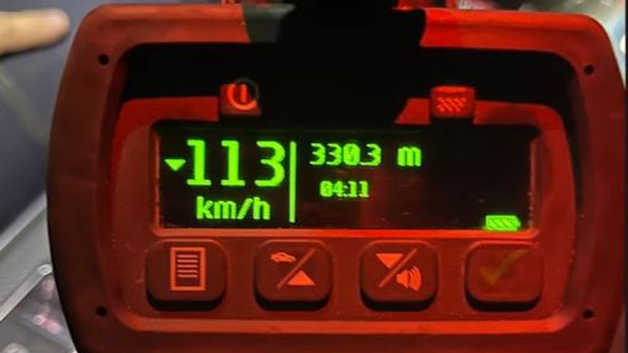 De automobilist reed met een snelheid van 113 kilometer per uur door de gemeente Loon op Zand (foto: Instagram Verkeerspolitie zwb).