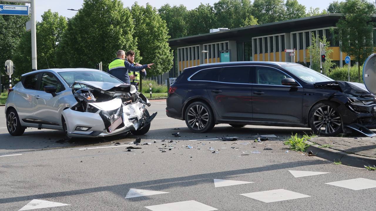 Auto's botsen in Breda (Foto: Perry Roovers/SQ Vision)