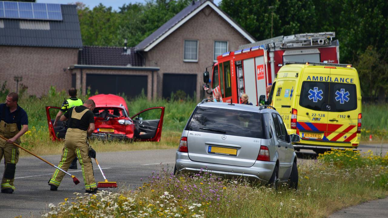 De beschadigde auto's blijven achter na een gevaarlijke inhaalmanoeuvre (foto: Walter van Bussel/SQ Vision Mediaprodukties).