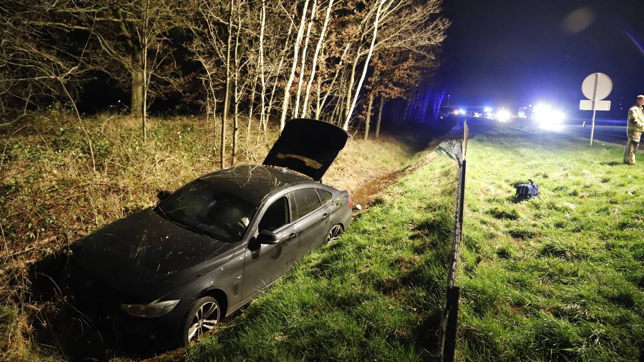 Een auto belandde na de aanrijding op de A73 bij Vierlingsbeek in een greppel naast de snelweg (foto: SK-Media).