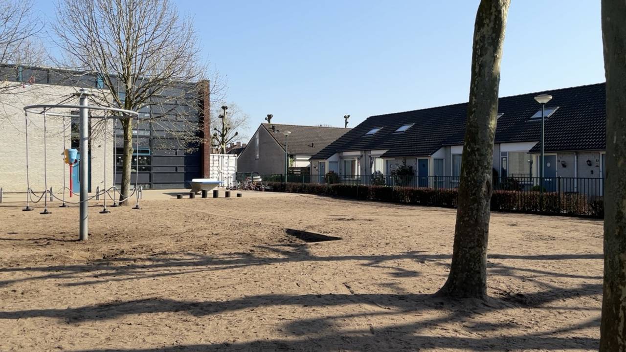 Het schoolplein waar de man zou zijn neergestoken.