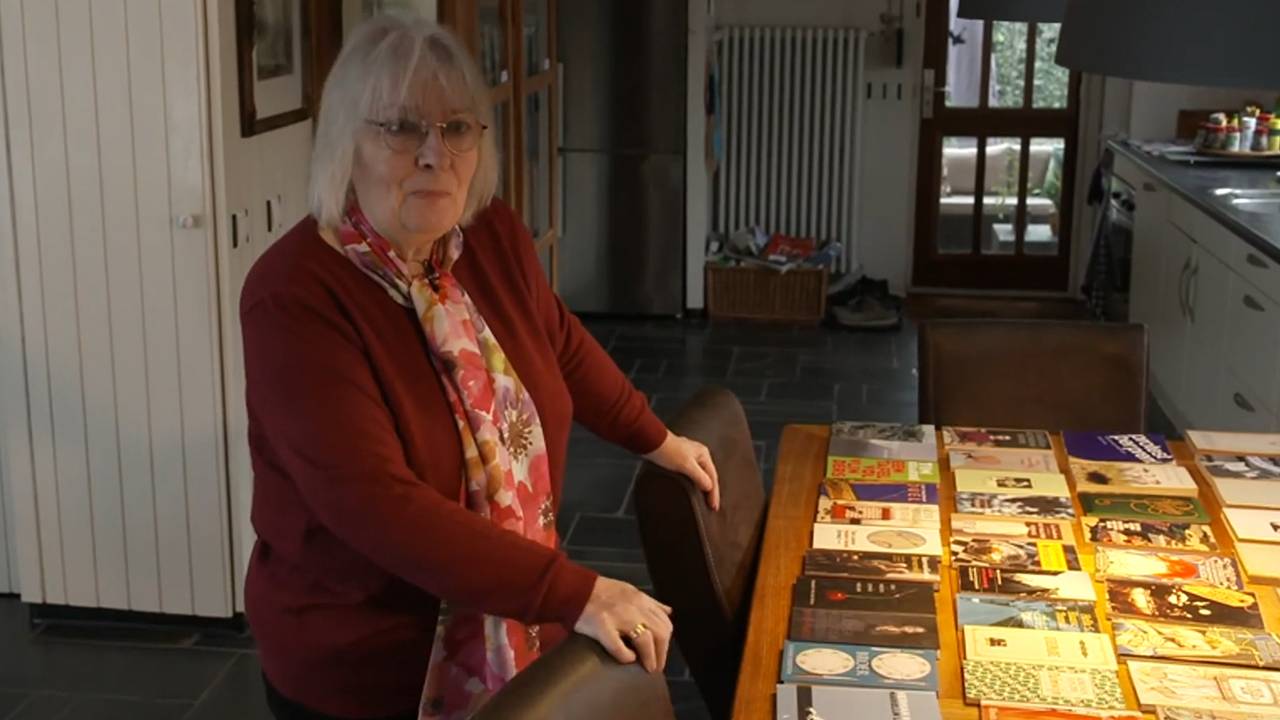 Ans laat trots al haar 90 boekenweekgeschenken zien (Foto: NOS).