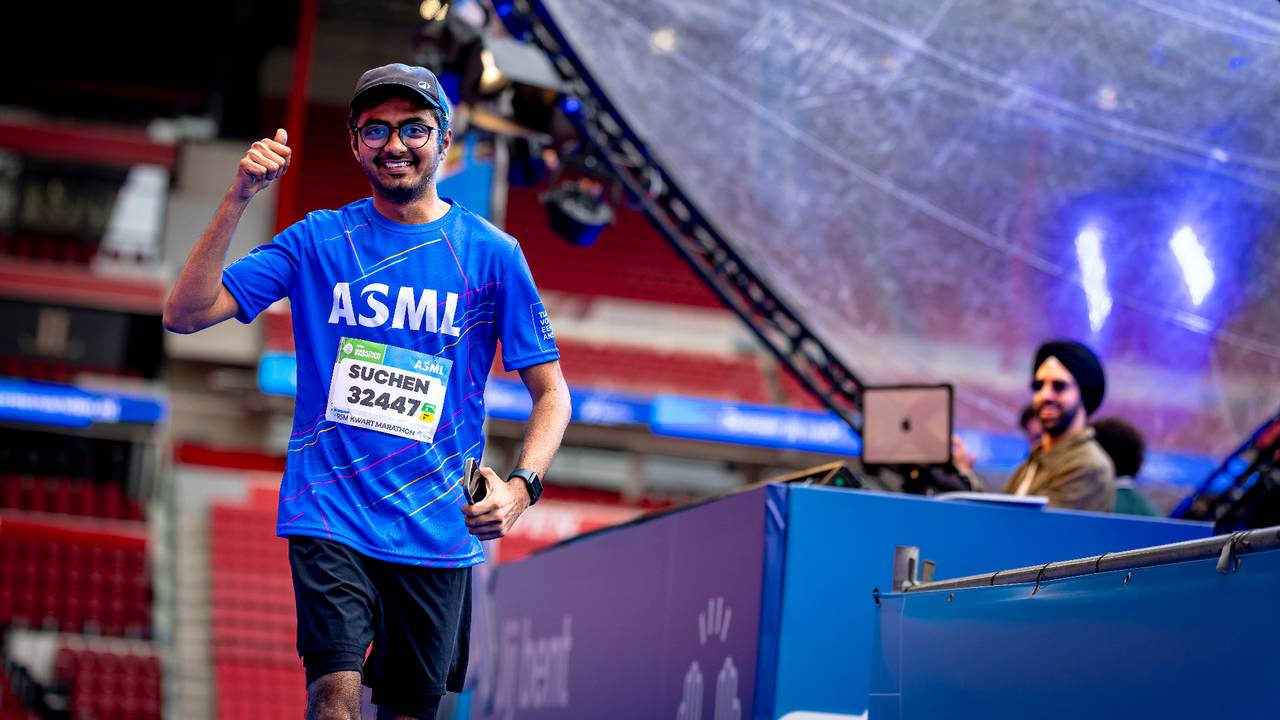 Een loper in het Philips Stadion (foto: Marcel van Dorst, Eye4images).