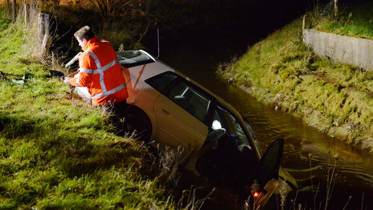 Een berger haalde de auto uit de sloot (foto: Perry Roovers/SQ Vision).