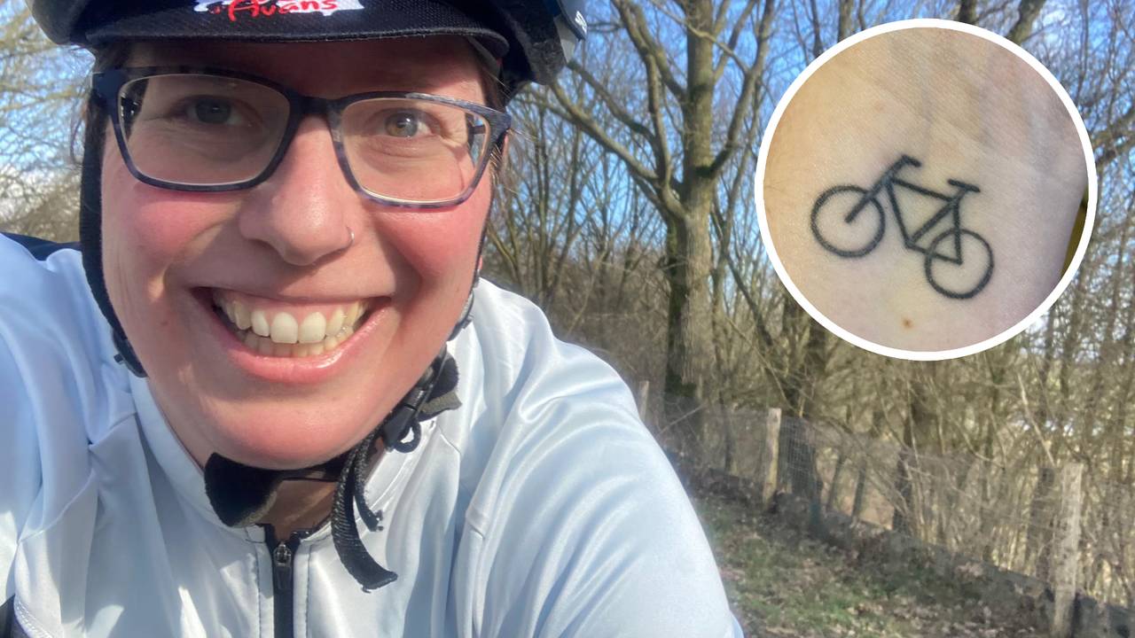 Lonneke met haar fietstattoo (privéfoto).